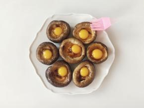 香菇碗的边缘可以薄薄刷一层植物油，防止烤制的时候过焦。