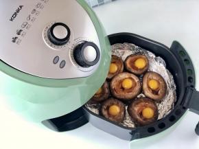 把炸篮推入空气炸锅中。