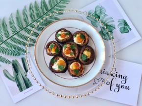 空气炸锅工作完成提示音响后，美味的香菇烤鹌鹑蛋就烤好啦！最后撒上香菜或香葱点缀一下，磨上黑胡椒碎增加风味，因为蚝油已经有咸味了，可以不用再加盐了，如果口味偏重，也可以撒上椒盐，都很好吃！