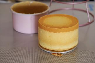 准备一个冷藏过夜的6寸加高的戚风蛋糕胚。