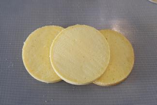 利用蛋糕分离器平均分成3片。