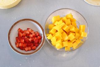 芒果和草莓洗净，切成小块。