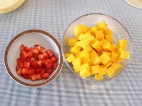 芒果和草莓洗净，切成小块。