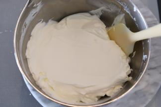 淡奶油加糖，打发至8成，抹面状态，抹刀刮平时表面是细腻无气泡的。