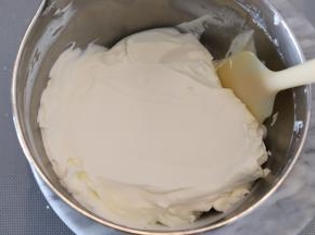 淡奶油加糖，打发至8成，抹面状态，抹刀刮平时表面是细腻无气泡的。