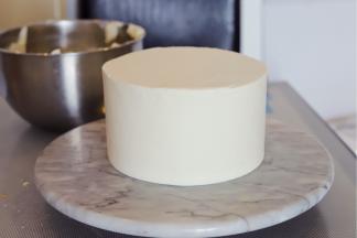 整个蛋糕胚外面抹好奶油，冰箱冷藏备用。