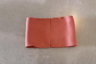 两边往中间折过来，刷少许的清水粘连。