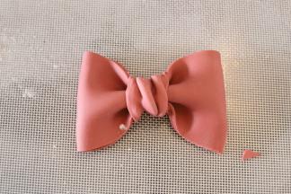 从蝴蝶结的中间包好，后面同样用清水粘连。