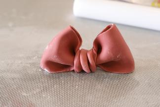 给蝴蝶结做一下造型，放阴凉处风干定型。