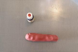 80克的干佩斯反复拉揉至变软，滴入2-3滴的深红色食用色素，揉匀。