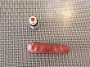 80克的干佩斯反复拉揉至变软，滴入2-3滴的深红色食用色素，揉匀。
