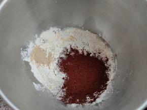 除黄油、盐、巧克力豆外的全部食材放入厨师机面桶内，启动厨师机，先一档3分钟把食材混合均匀，转2档15分钟，把面团打至粗膜的状态。（这里使用的厨师机是柏翠4500，每款厨师机的效果略有不同，需根据实际情况调整）