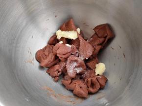 用剪刀把揉好的面团剪成小块，加入软化好的黄油跟盐，启动厨师机1档几分钟，让面团跟黄油简单混合，再转2档搅打10分钟。最后转3档6-8分钟即可。