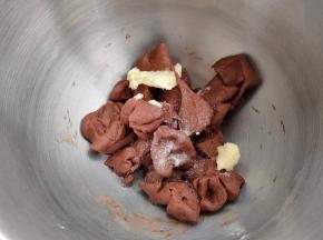 用剪刀把揉好的面团剪成小块，加入软化好的黄油跟盐，启动厨师机1档几分钟，让面团跟黄油简单混合，再转2档搅打10分钟。最后转3档6-8分钟即可。