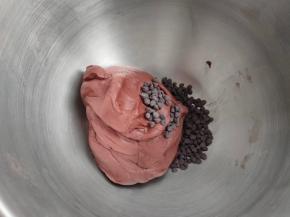 然后把巧克力豆倒入厨师机面桶内，启动1挡2-3分钟把巧克力豆混进面团内。