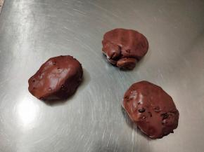 简单收拢成一个光滑且不粘手的面团，称重均分成三等分，简单揉搓整圆，松弛五分钟。