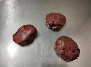 简单收拢成一个光滑且不粘手的面团，称重均分成三等分，简单揉搓整圆，松弛五分钟。