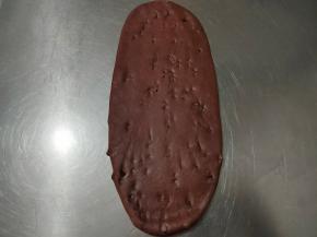 取一个面团，轻轻擀长，若有小气泡直接拍掉。