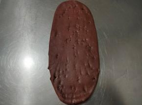 取一个面团，轻轻擀长，若有小气泡直接拍掉。