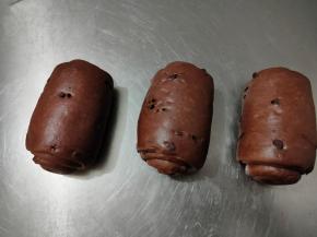 翻面后自上而下卷起，其余两个同法卷好后一起放入450g吐司盒内。