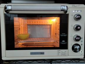 准备一碗热水，放入烤箱进行发酵，选择烤箱的发酵功能设置38度。