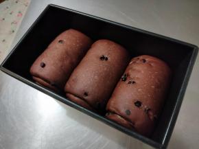 发酵至近八分满时，取出吐司盒，烤箱上火190度下火180度进行预热，至少十分钟。（不同材质的吐司盒，温度也需要调整）