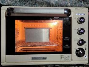 烤箱预热完成后，把吐司盒放入烤箱下层，烘烤42分钟左右。（烘烤温度时间仅供参考，每个烤箱脾气都不同，请灵活调整）