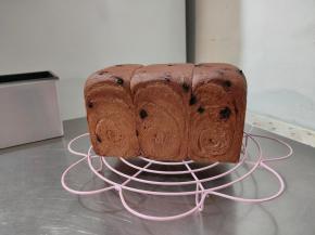 烤制完成后，直接取出吐司盒，震一下脱模，冷却后密封保存。