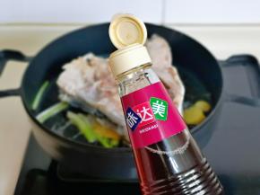 加入料酒，可以适当多一点，去腥。