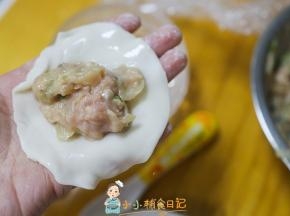 准备一张饺子皮，放入满满的肉馅，边缘蘸一圈水