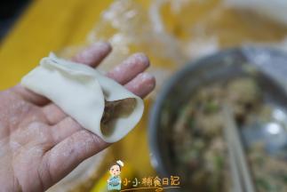 把中间的地方对折，两边开口不用封住，这个包法就可以包住更多肉馅
