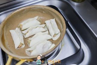 锅里放入一些植物油，放上饺子，中火慢煎