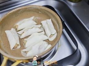 锅里放入一些植物油，放上饺子，中火慢煎