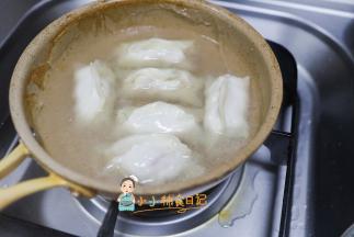 下面有一点金黄色倒入开水