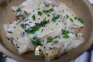 撒上葱花跟黑芝麻，马上香气四溢 孩子直接可以抓着吃哦