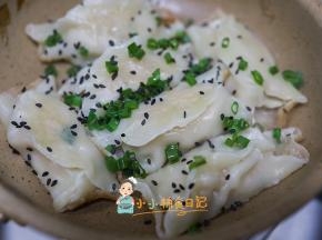 撒上葱花跟黑芝麻，马上香气四溢 孩子直接可以抓着吃哦
