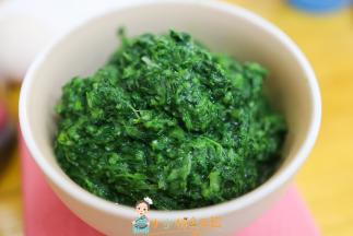 把菠菜用料理棒打成这样的泥，也可以用拉拉神器拉一下不需要打的特别细腻