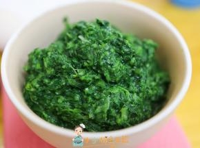 把菠菜用料理棒打成这样的泥，也可以用拉拉神器拉一下不需要打的特别细腻