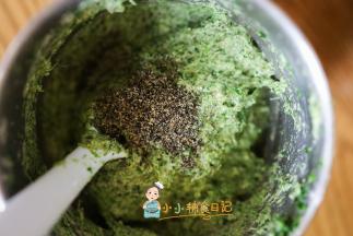 蔬菜泥260g 玉米淀粉90g 芝麻15g 海苔粉3g 肉松30g混合均匀