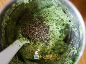 蔬菜泥260g 玉米淀粉90g 芝麻15g 海苔粉3g 肉松30g混合均匀