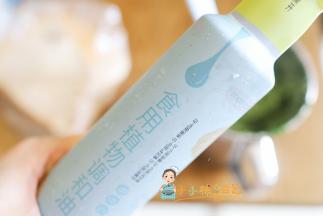 最后加入一些植物油 ，这个植物油是五种坚果油做的