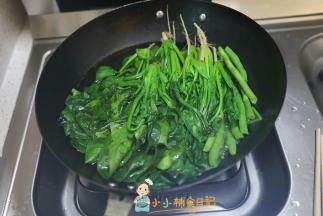 菠菜洗净放锅里焯一下，去掉一部分草酸