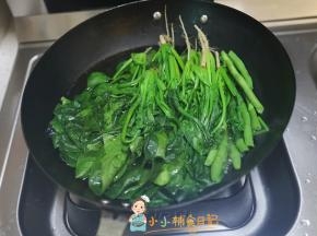 菠菜洗净放锅里焯一下，去掉一部分草酸