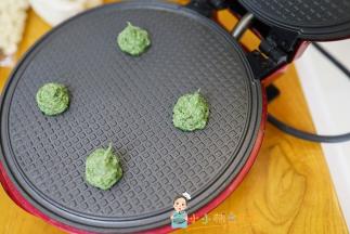 蛋卷机预热好以后，挤上四个