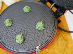 蛋卷机预热好以后，挤上四个