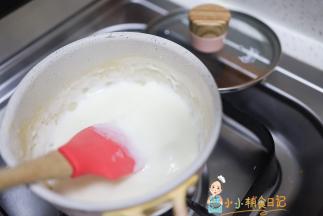 开中小火一边加热一边搅拌，搅拌至粘稠就可以关火了