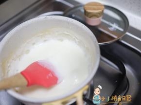 开中小火一边加热一边搅拌，搅拌至粘稠就可以关火了