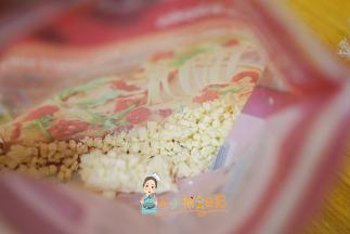 这个是冷冻的芝士，一定要冷冻 这样加入做好的牛奶糊糊里才不会一下子就融化，你也可以等稍微凉一点点再加入冷冻的芝士