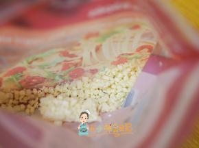 这个是冷冻的芝士，一定要冷冻 这样加入做好的牛奶糊糊里才不会一下子就融化，你也可以等稍微凉一点点再加入冷冻的芝士