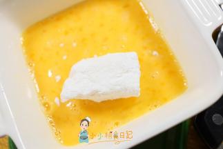 蘸一下玉米淀粉再蘸一下鸡蛋液